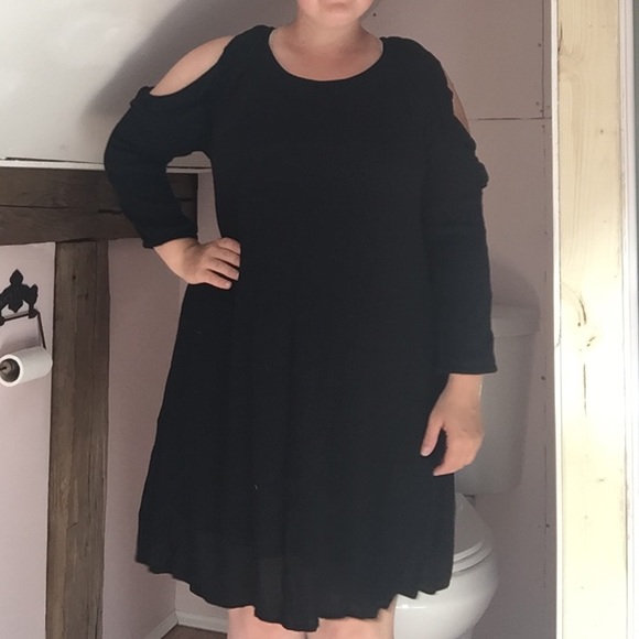 Old Navy Dresses & Skirts - Old Navy Black Ruffled Cold Shoulder Dress Medium